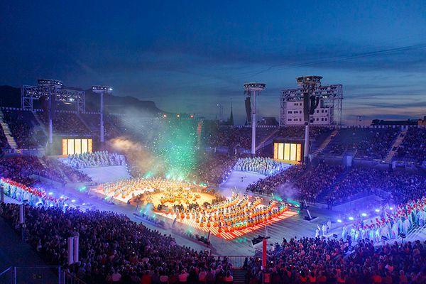 Fête des Vignerons in Vevey — dichte Menschenmenge in den Gassen rund um die Arena