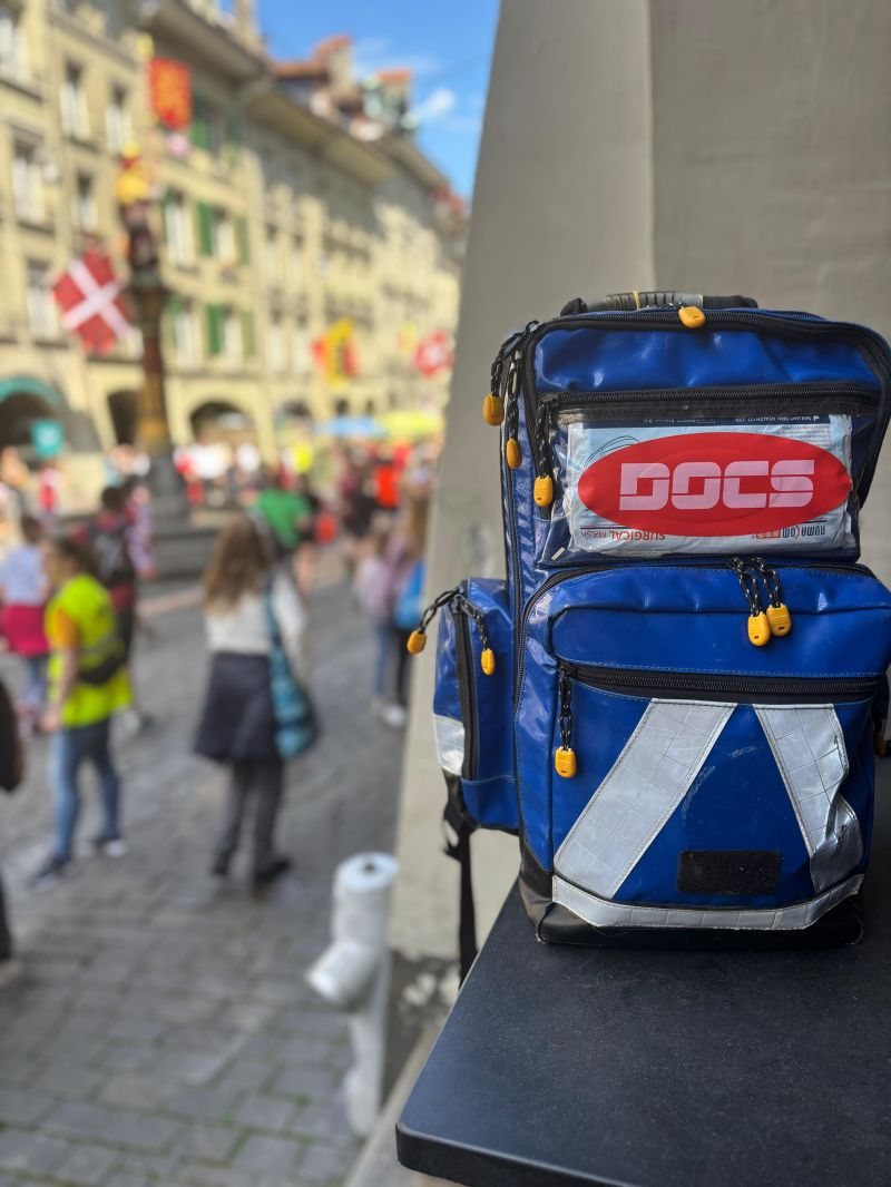 DOCS-Notfallrucksack vor der Berner Altstadt während des Grand Prix von Bern 2025