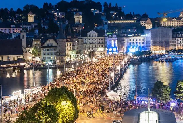 Stadtfest Luzern bei Nacht — Menschenmassen am Vierwaldstättersee