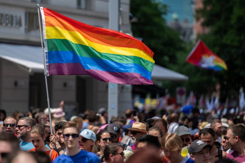 Regenbogenfahne über der Pride-Parade in Zürich